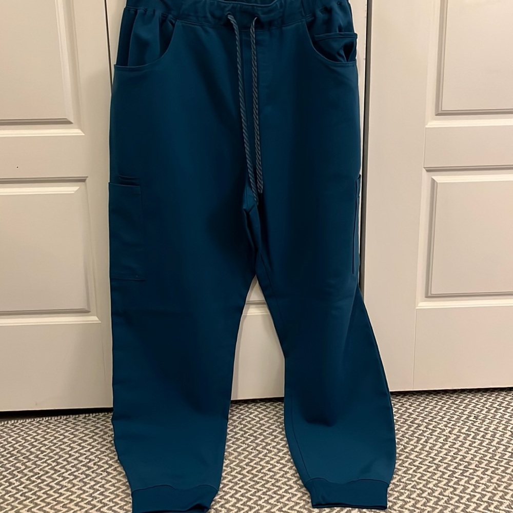 Caribbean blue men’s mesh pocket scrub jogger